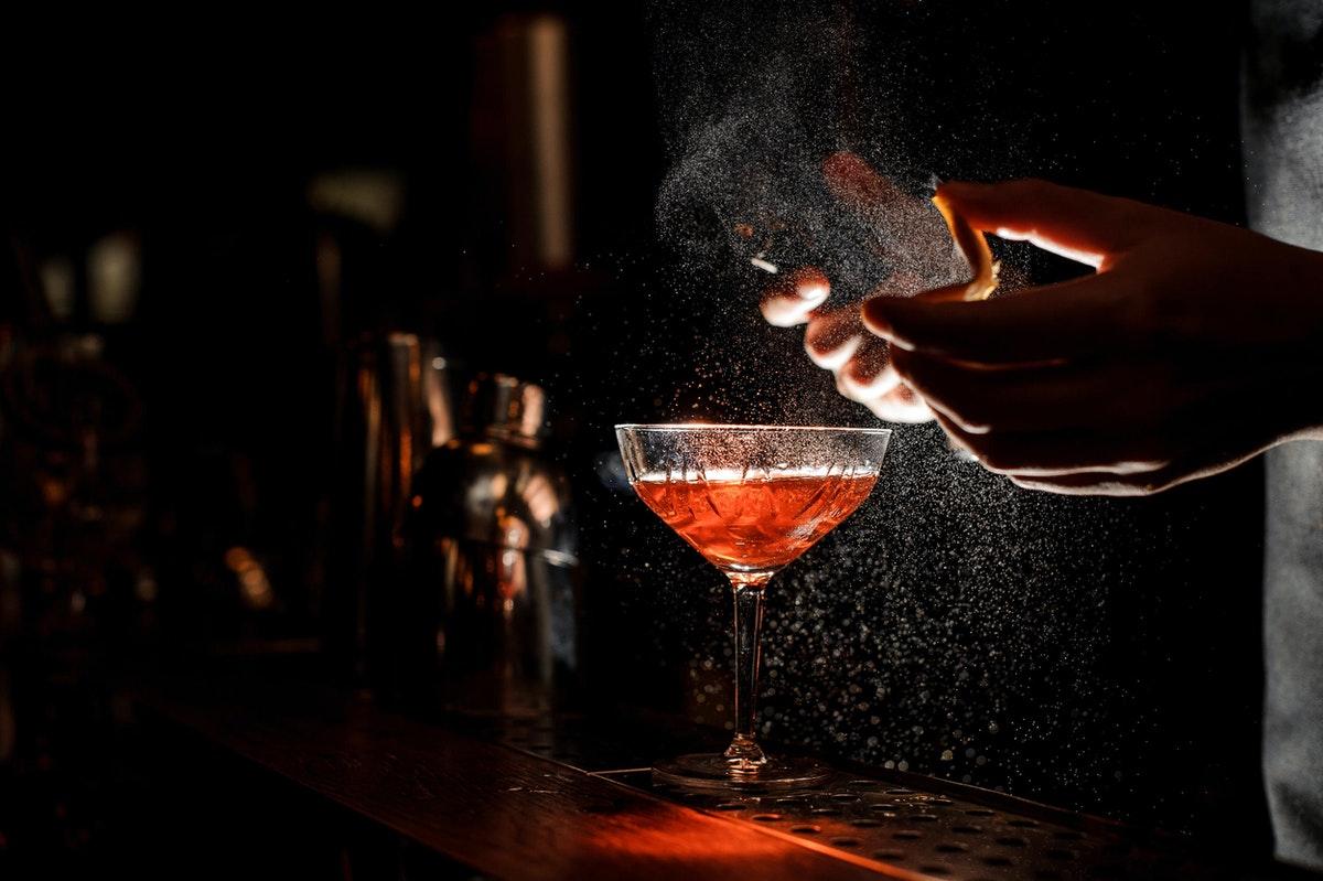 Middle Eight - Covent Garden - Preferred Hotels And Resorts Лондон Екстериор снимка A bartender dusting a cocktail with ground nutmeg