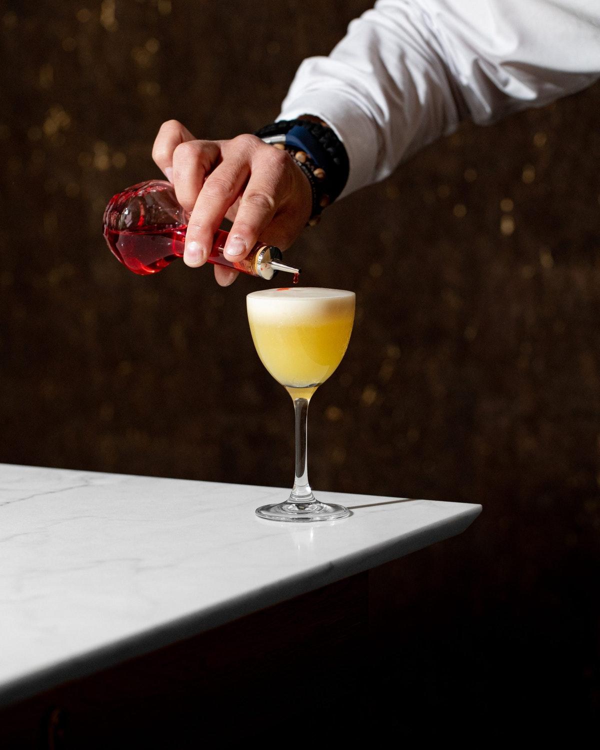 Middle Eight - Covent Garden - Preferred Hotels And Resorts Лондон Екстериор снимка A bartender topping a cocktail with a dash of Angostura Aromatic Bitters