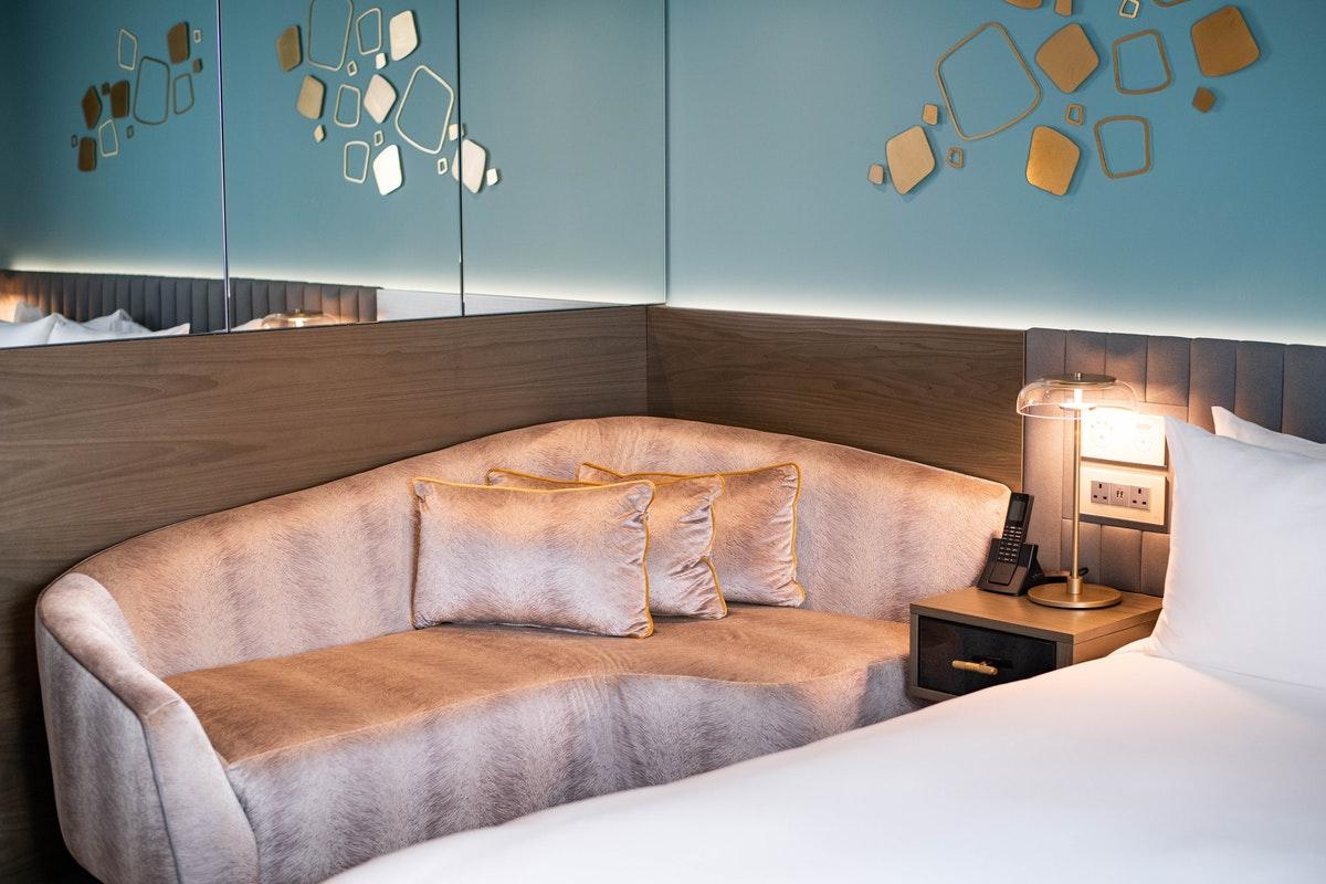 Middle Eight - Covent Garden - Preferred Hotels And Resorts Лондон Екстериор снимка A sofa in a hotel room