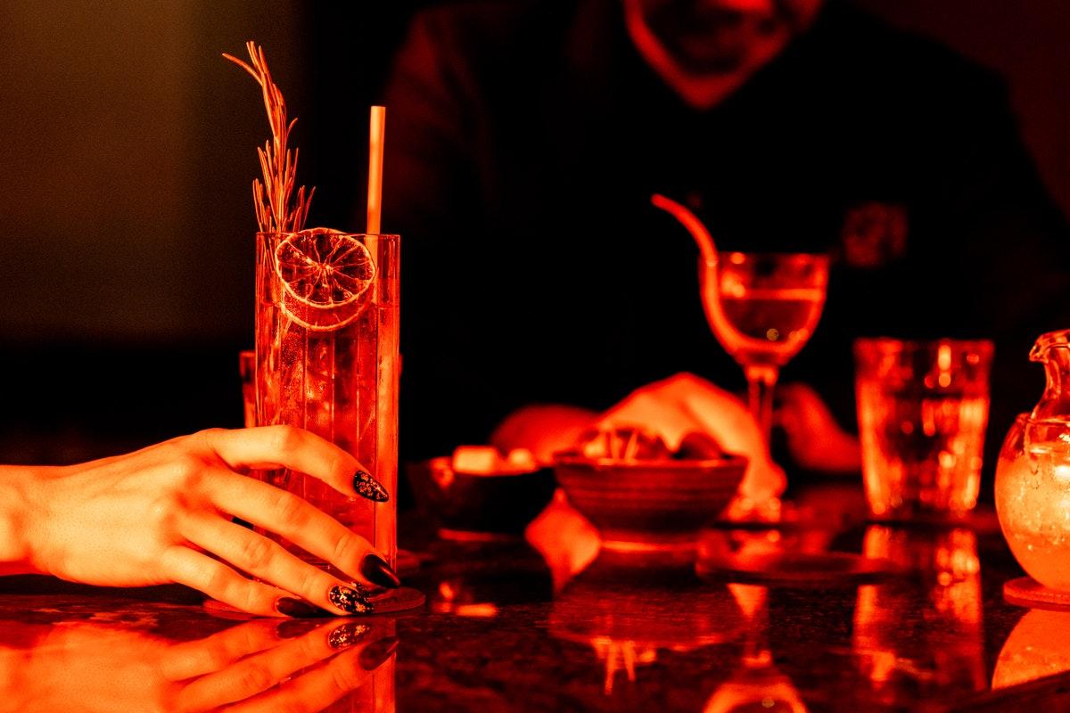 Middle Eight - Covent Garden - Preferred Hotels And Resorts Лондон Екстериор снимка A woman holding a drink at a nightclub