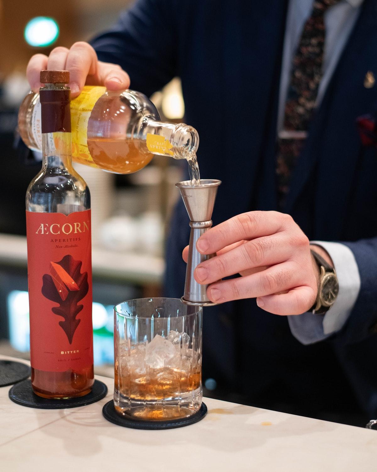 Middle Eight - Covent Garden - Preferred Hotels And Resorts Лондон Екстериор снимка A bartender using a jigger to measure a pour