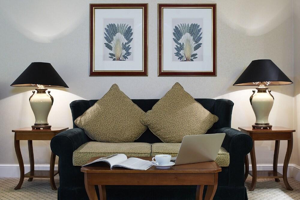 Middle Eight - Covent Garden - Preferred Hotels And Resorts Лондон Екстериор снимка A living room with a sofa
