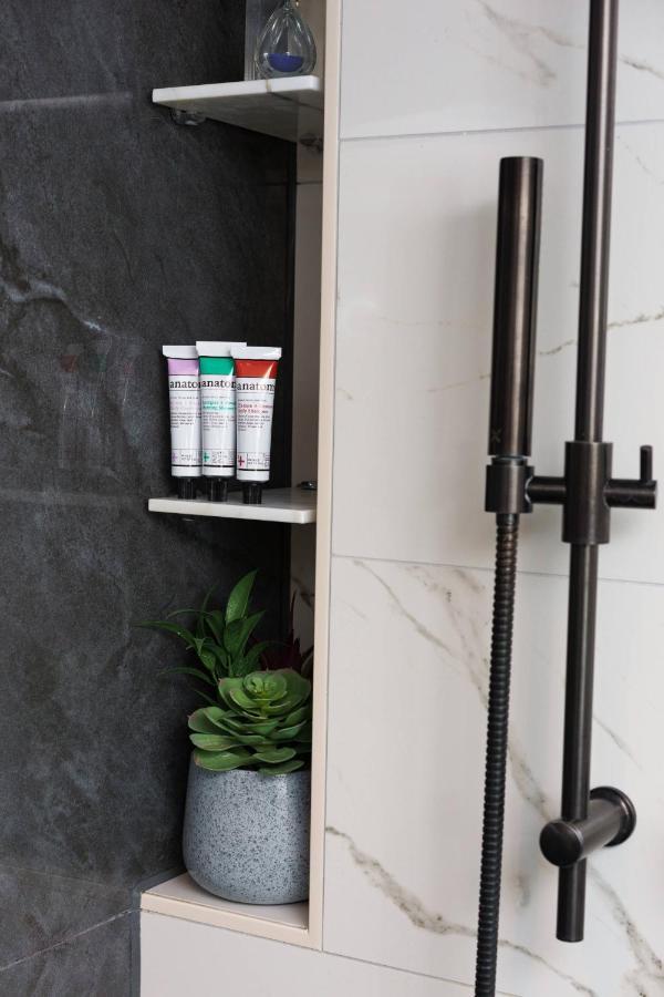 Middle Eight - Covent Garden - Preferred Hotels And Resorts Лондон Екстериор снимка Showering with shower gel