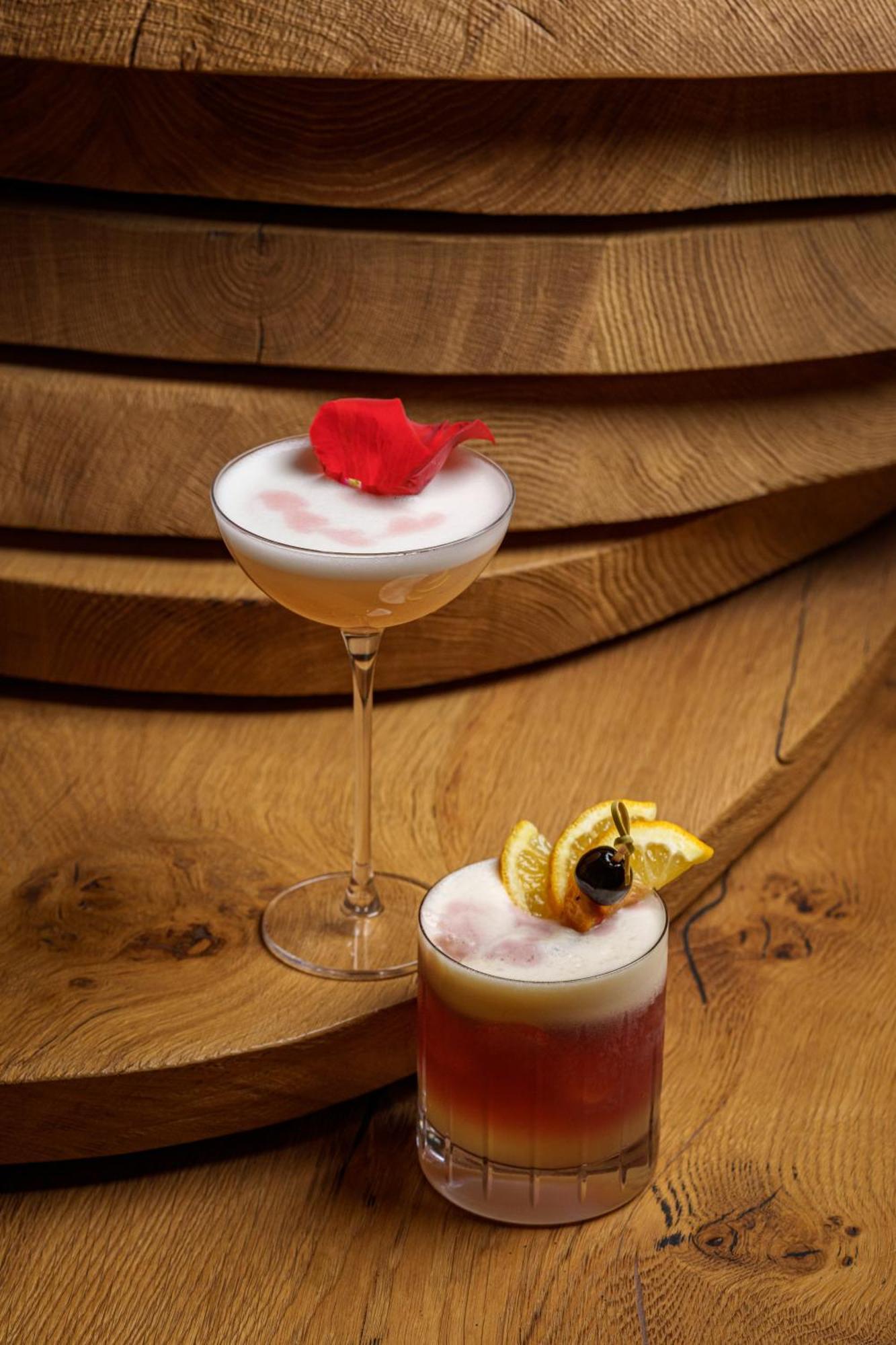 Middle Eight - Covent Garden - Preferred Hotels And Resorts Лондон Екстериор снимка The photo showcases two elegant cocktails arranged against a warm wooden backdrop. 

1. The first cocktail is served in a classic coupe glass. It has a frothy, pale hue, topped with a vibrant red flower petal, adding a touch of sophistication. 

2. T
