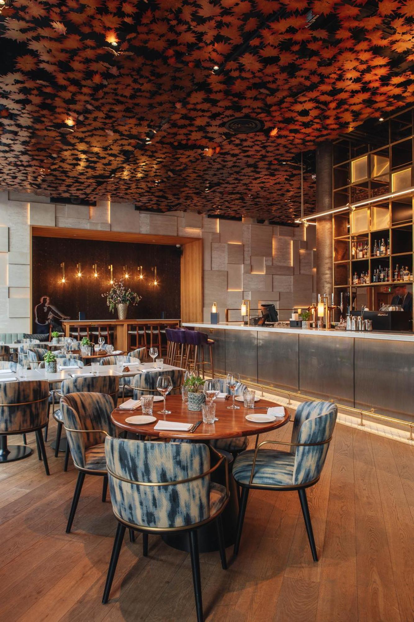 Middle Eight - Covent Garden - Preferred Hotels And Resorts Лондон Екстериор снимка The photo shows a stylish restaurant interior. There are round tables set with plates and glasses, surrounded by comfortable chairs. The bar area is sleek and modern, with a counter displaying various bottles. The lighting appears warm and inviting, 
